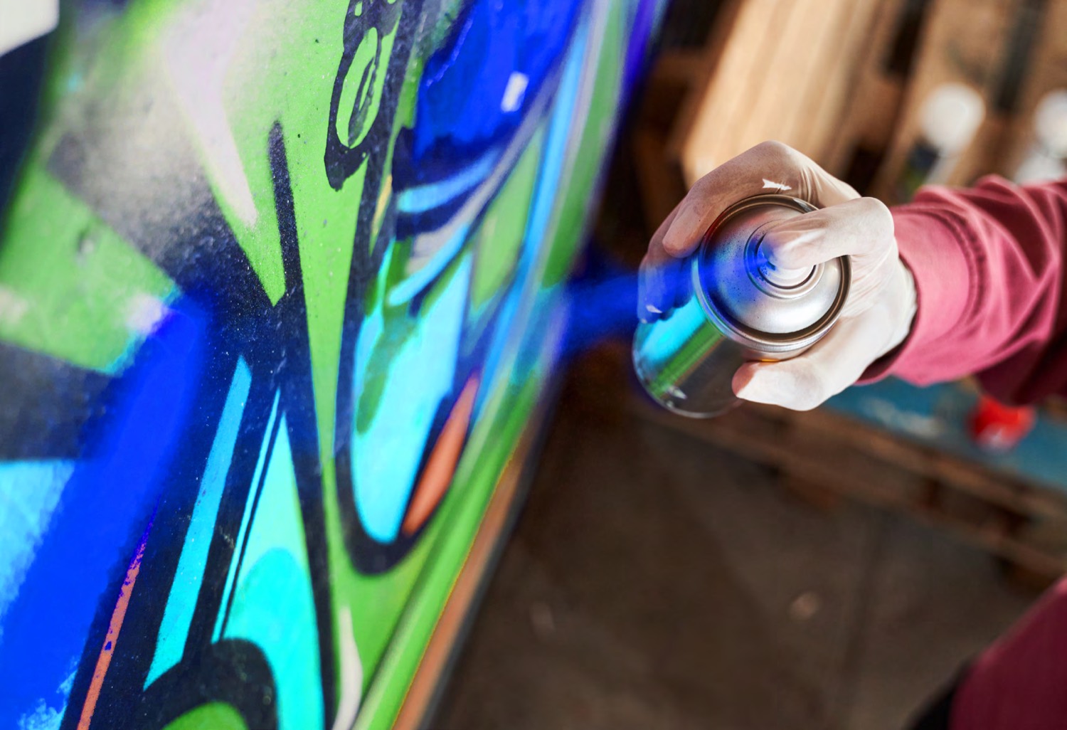 Graffiti-Künstler:in sprüht ein buntes Piece