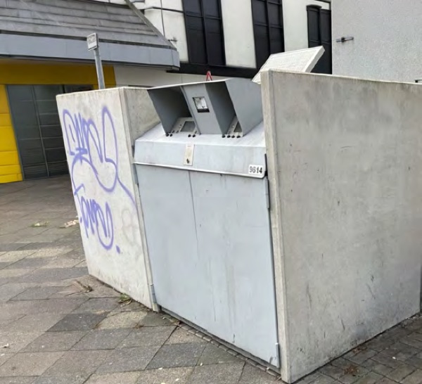 Graue Müllcontainer im Quartier